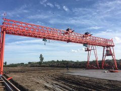 <b>花架龙门吊如何适应轻型物料的露天堆场作业</b>